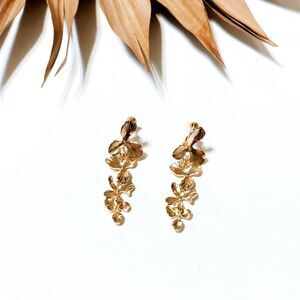 Gold flower drop earrings NWOT